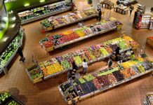 Volano discount (+5,2%), caccia a sconti
